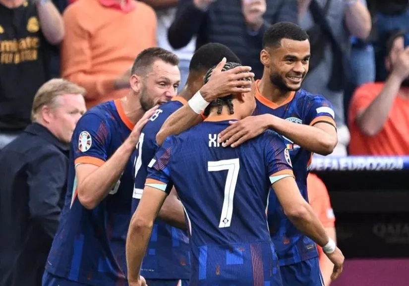 包含意大利队在欧洲锦标赛中击败荷兰，助力晋级八强的词条