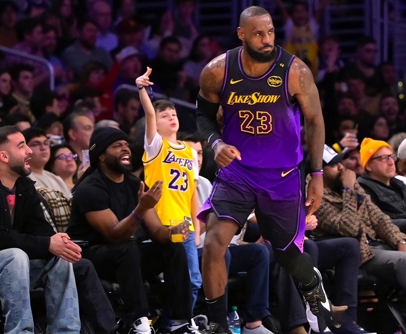 关于雄火击败开拓者登上西部第五稳住局势的信息