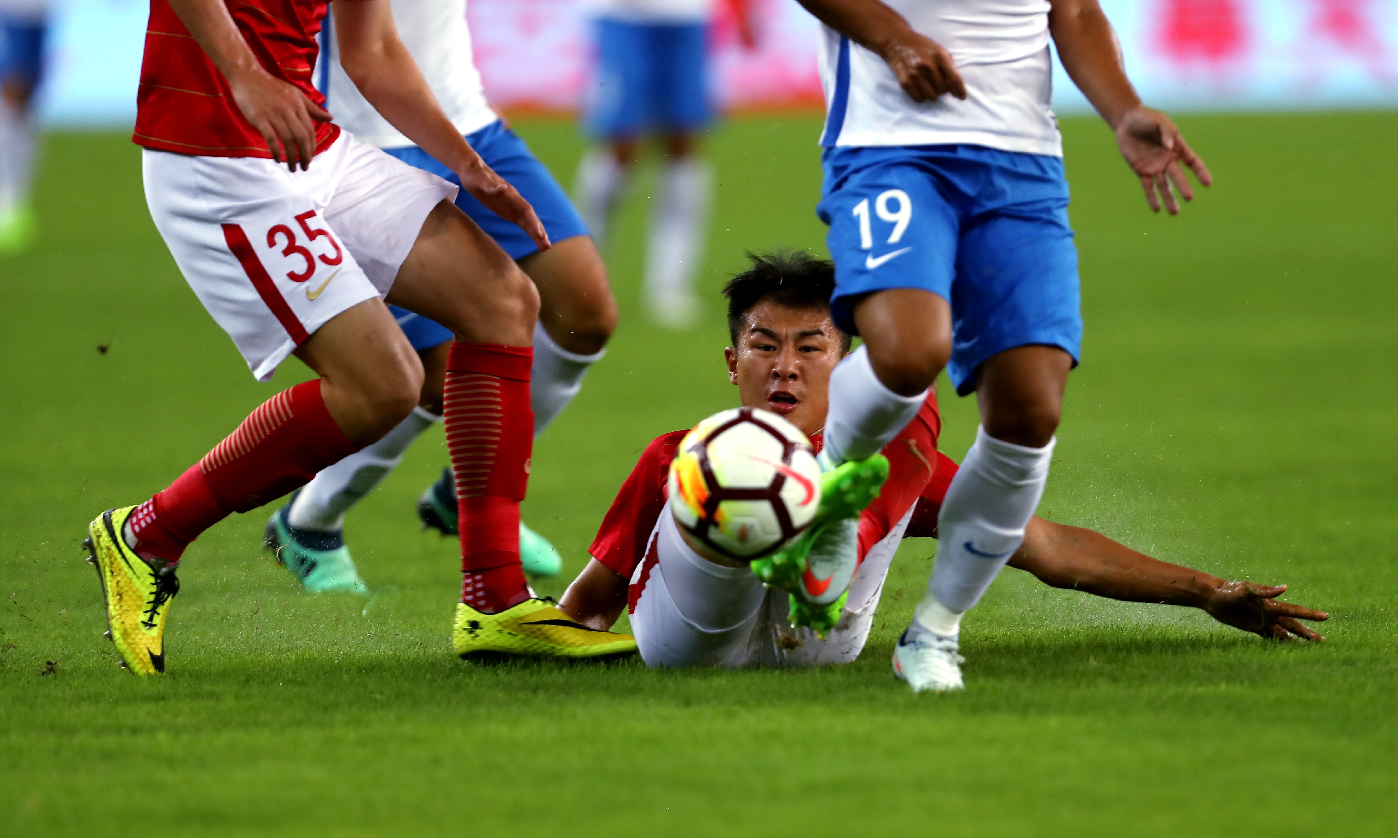 包含天津泰达主场再遭逆转，保级困境愈发严峻的词条