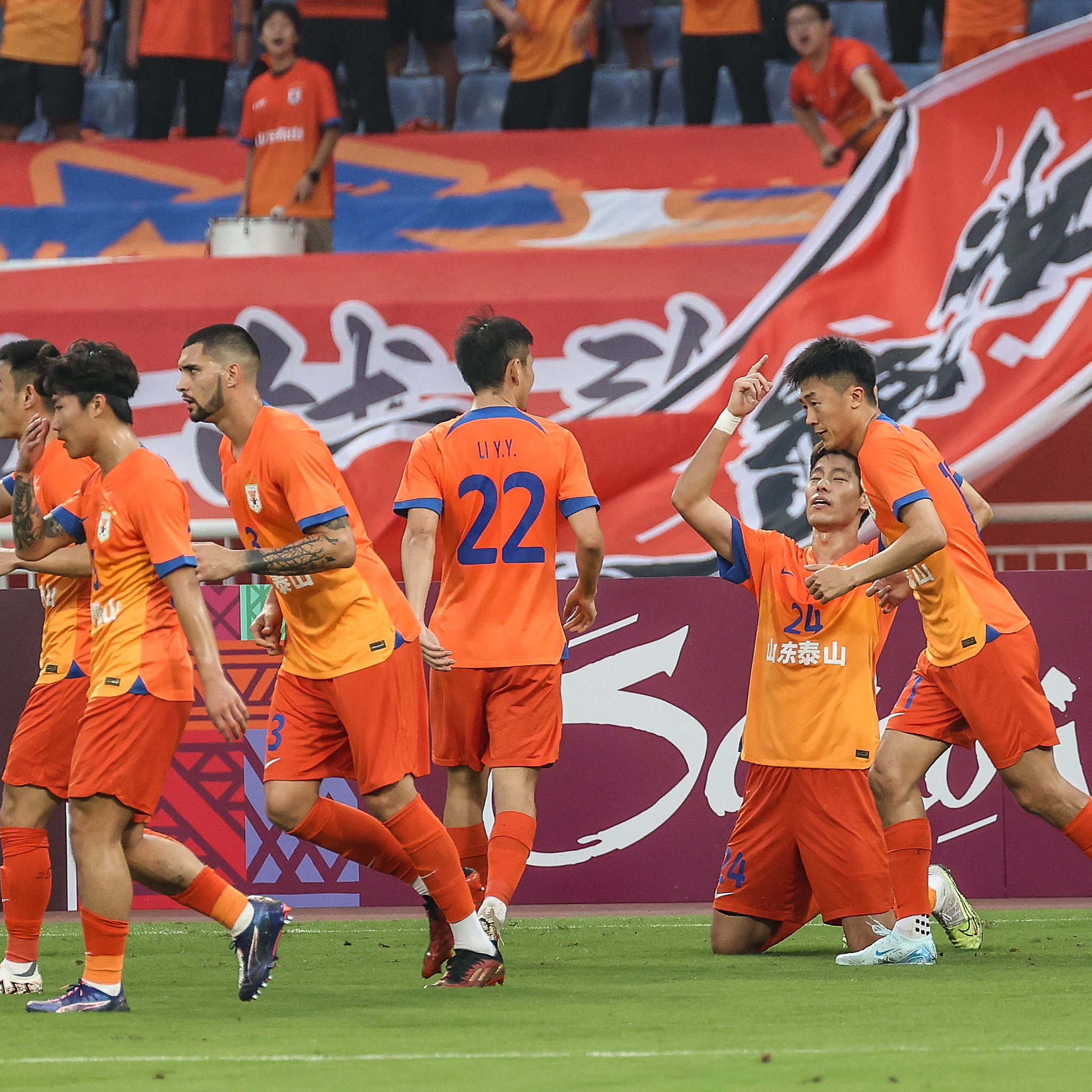 关于国内职业足球赛事争夺激烈客场取胜成主旋律的信息