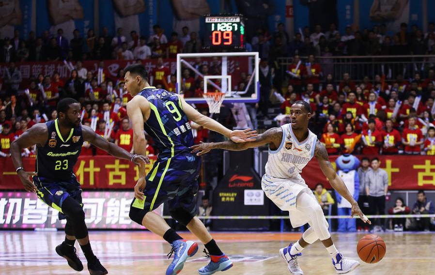 双方激战不断，比分交替领先，引发无数争议！的简单介绍