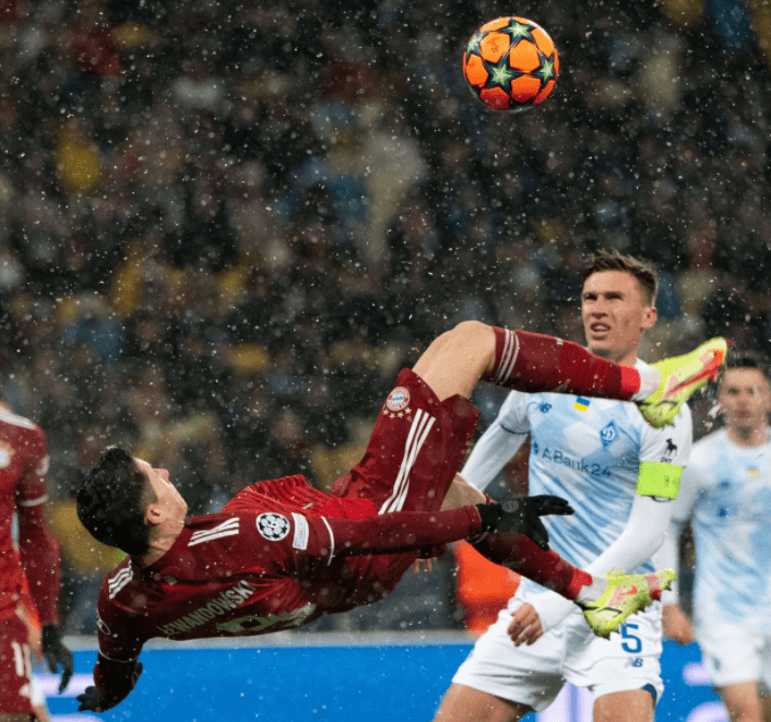 里昂碾压切尔西，莱万关键制胜的简单介绍