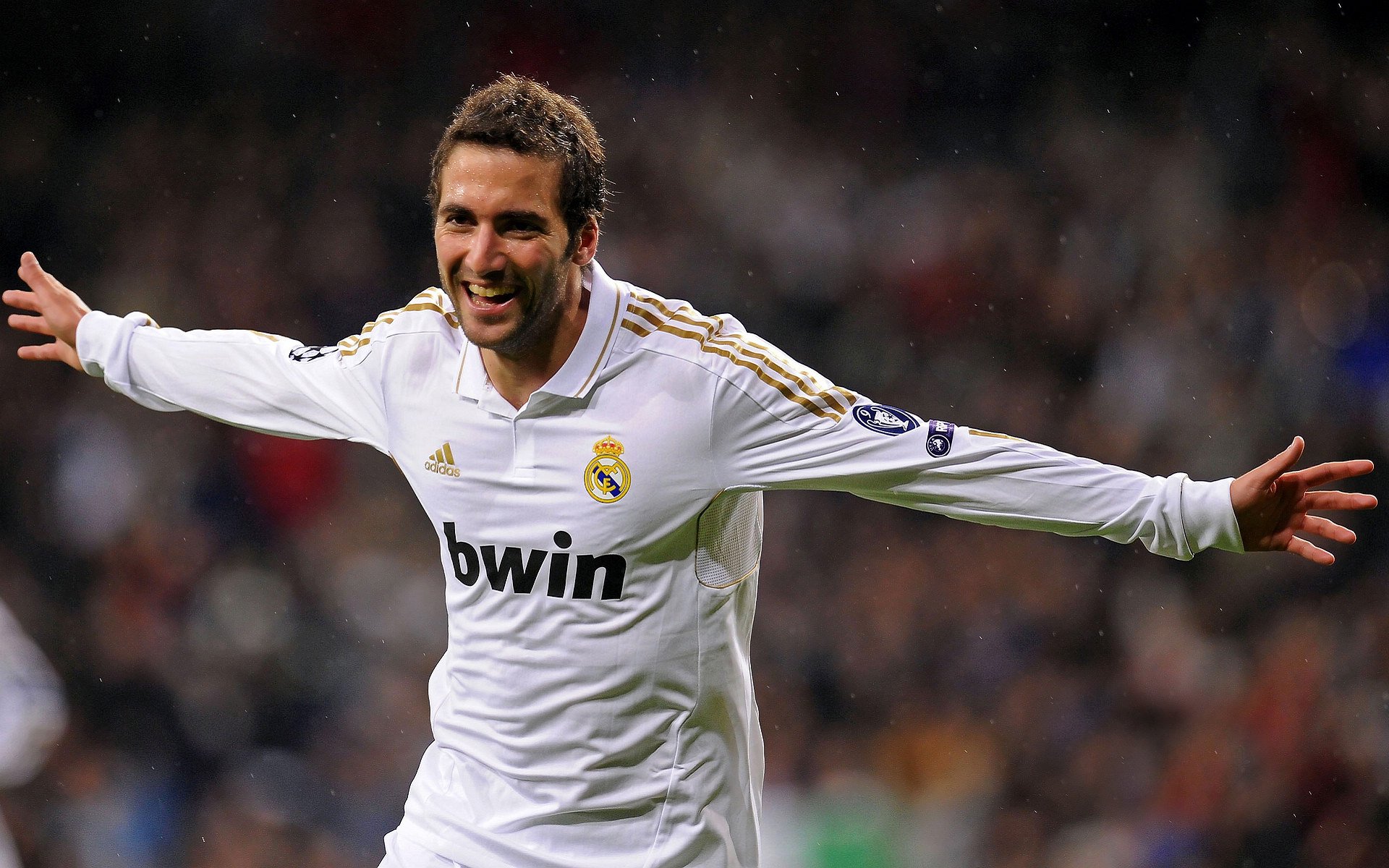 绿茵场上的双重奏，AC米兰战术连续得分压制南美劲旅，迪巴拉攻防两端展现统治级演出